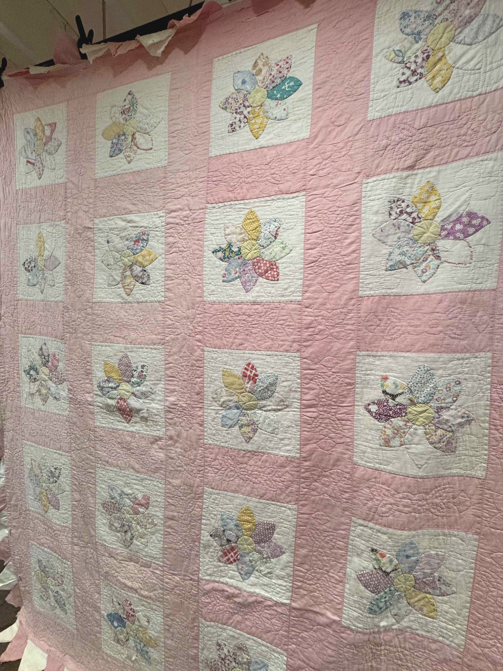 **SOLD Vintage Quilt Friendship Dahlia Variation SOLD**