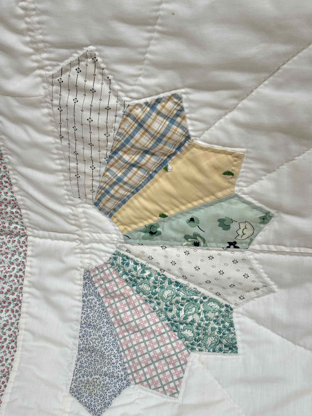 Vintage Quilt Scrappy Dresden Plate Variation