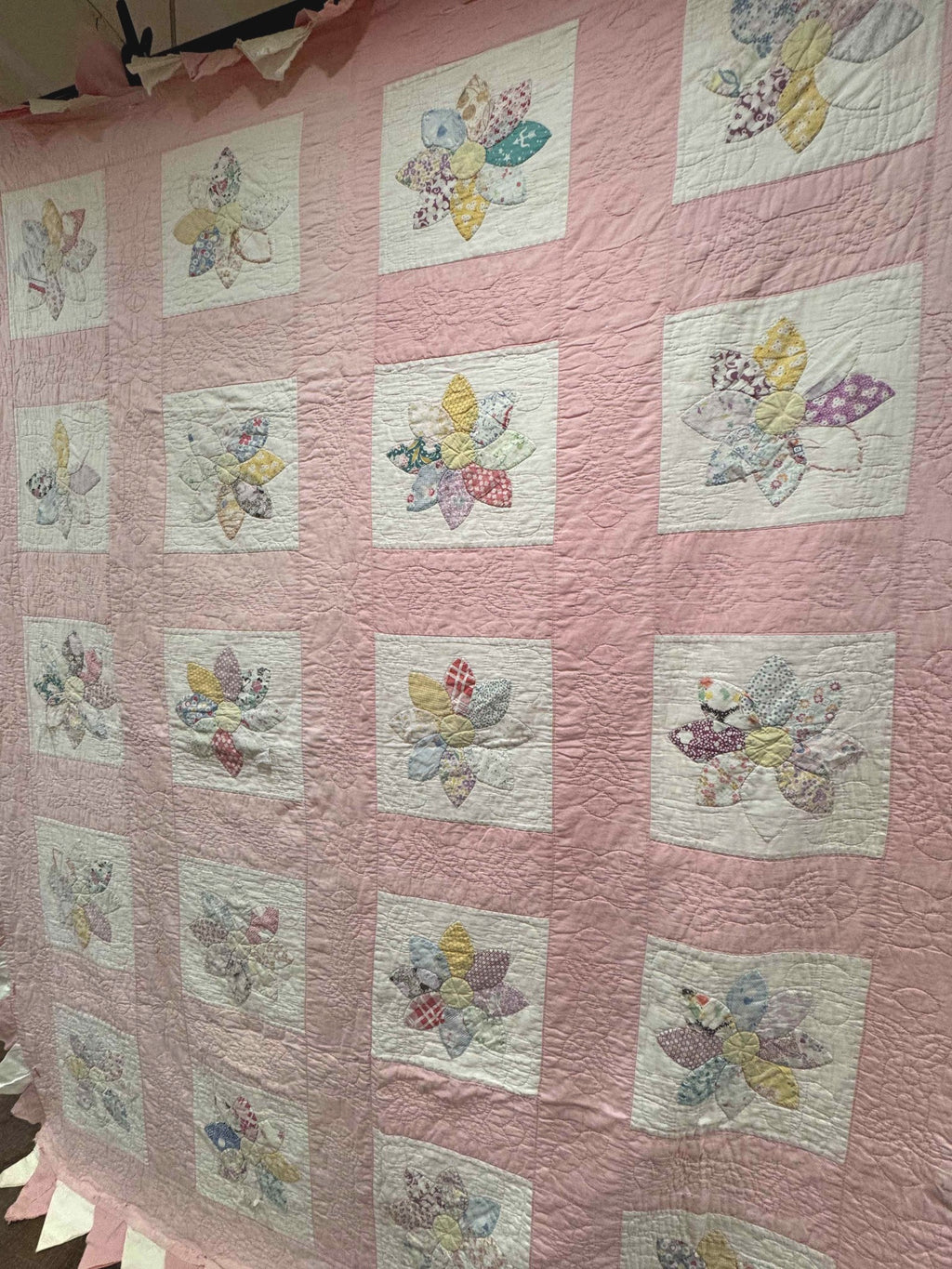 **SOLD Vintage Quilt Friendship Dahlia Variation SOLD**