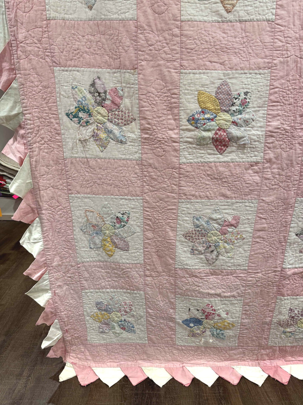 **SOLD Vintage Quilt Friendship Dahlia Variation SOLD**