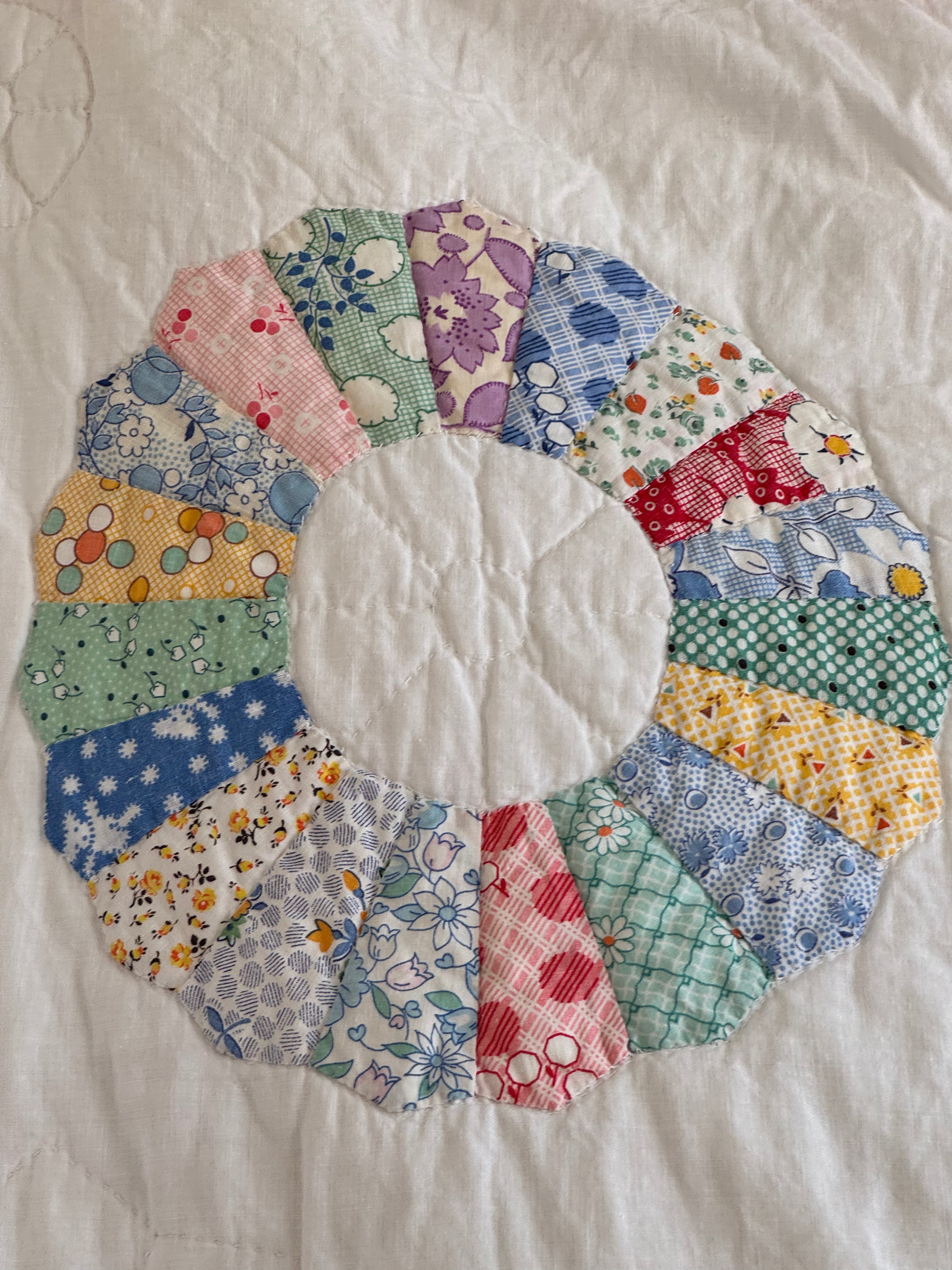 Vintage Sunny Dresden Plate Quilt