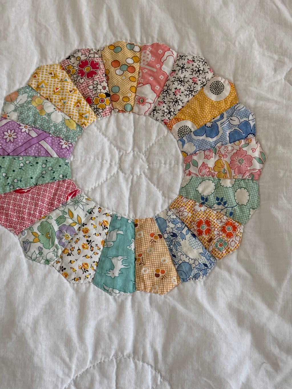 Vintage Sunny Dresden Plate Quilt