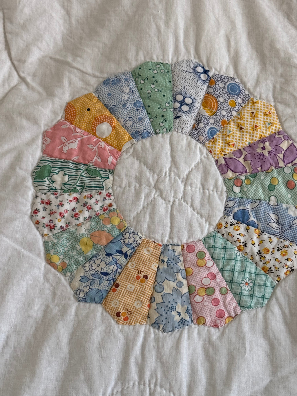 Vintage Sunny Dresden Plate Quilt