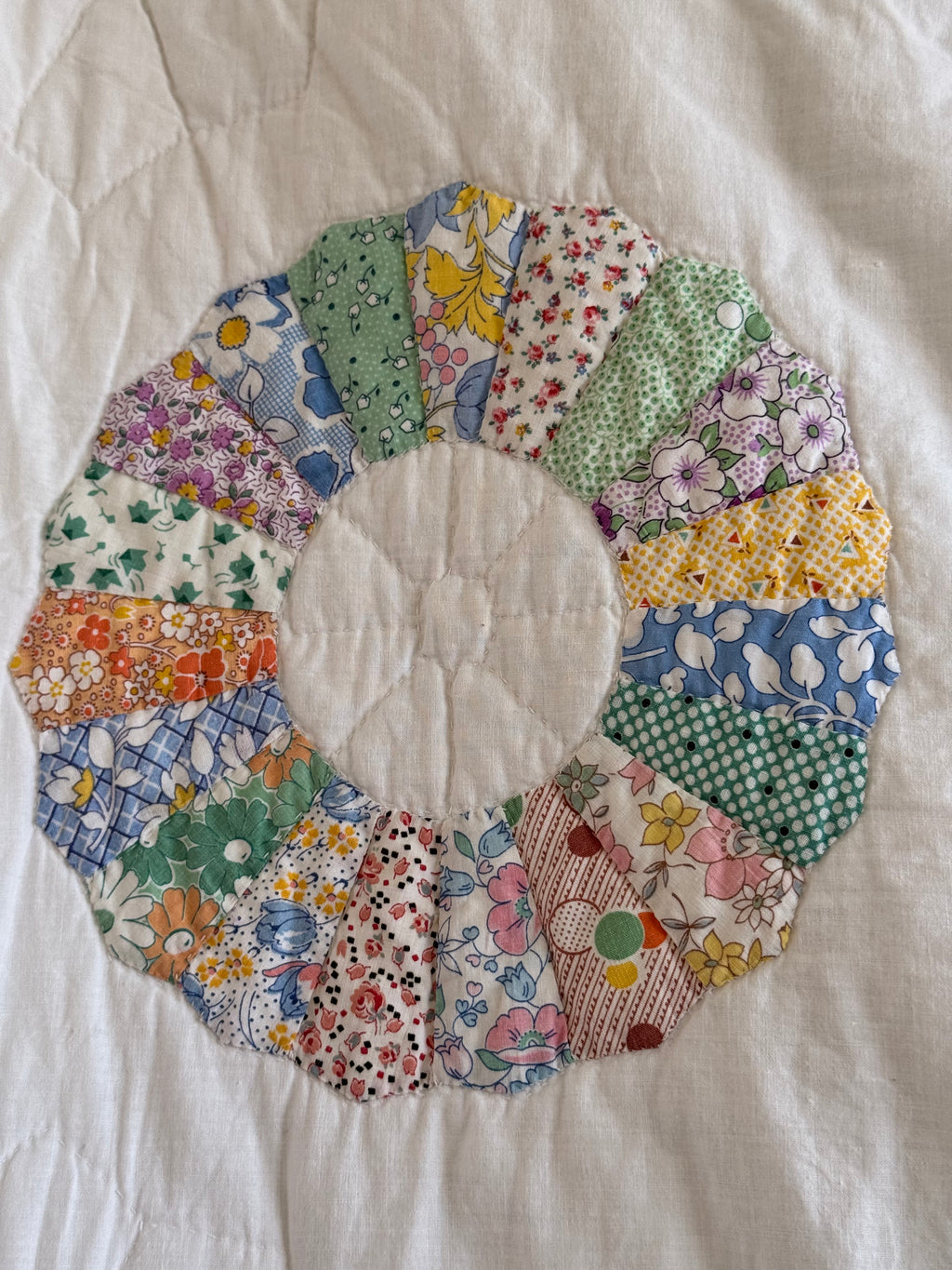 Vintage Sunny Dresden Plate Quilt
