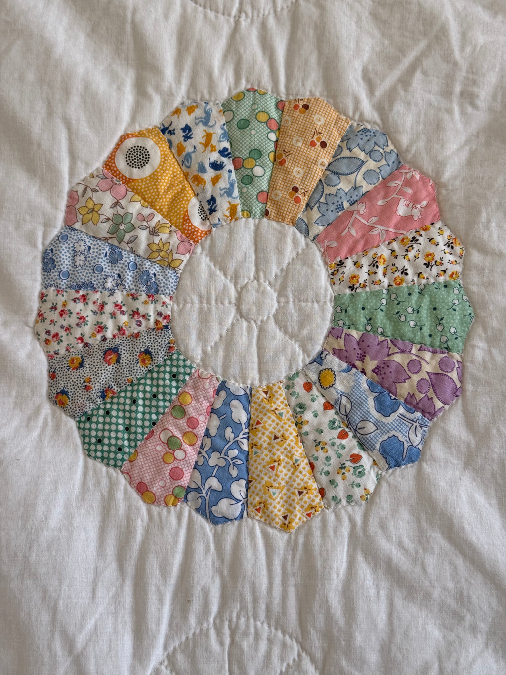 Vintage Sunny Dresden Plate Quilt
