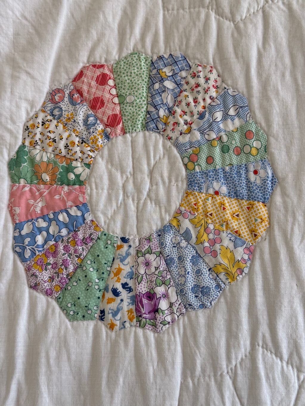 Vintage Sunny Dresden Plate Quilt