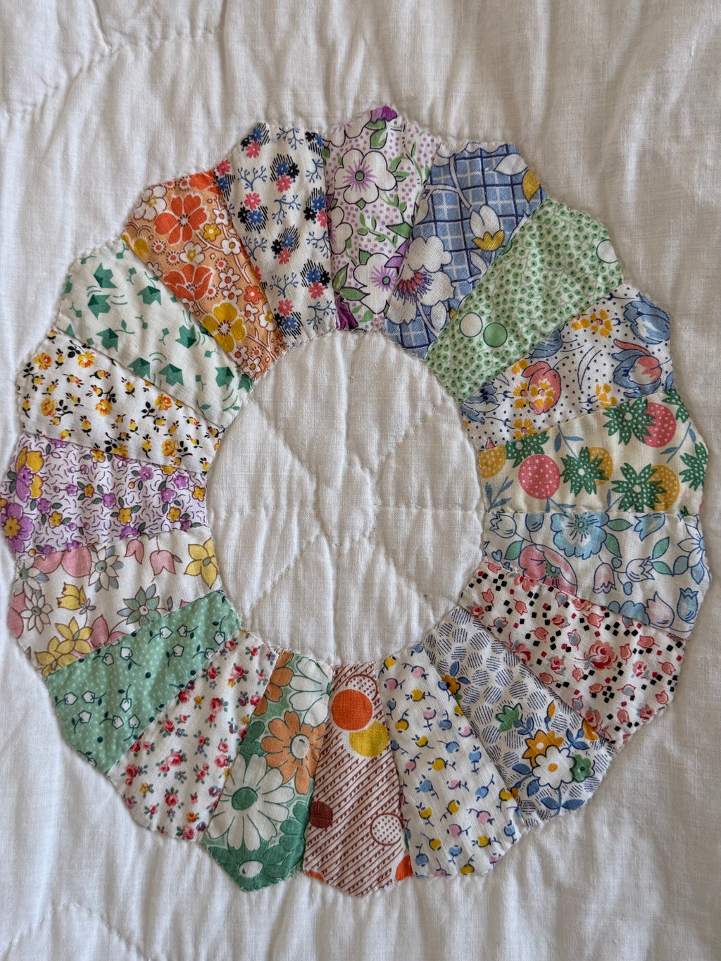 Vintage Sunny Dresden Plate Quilt