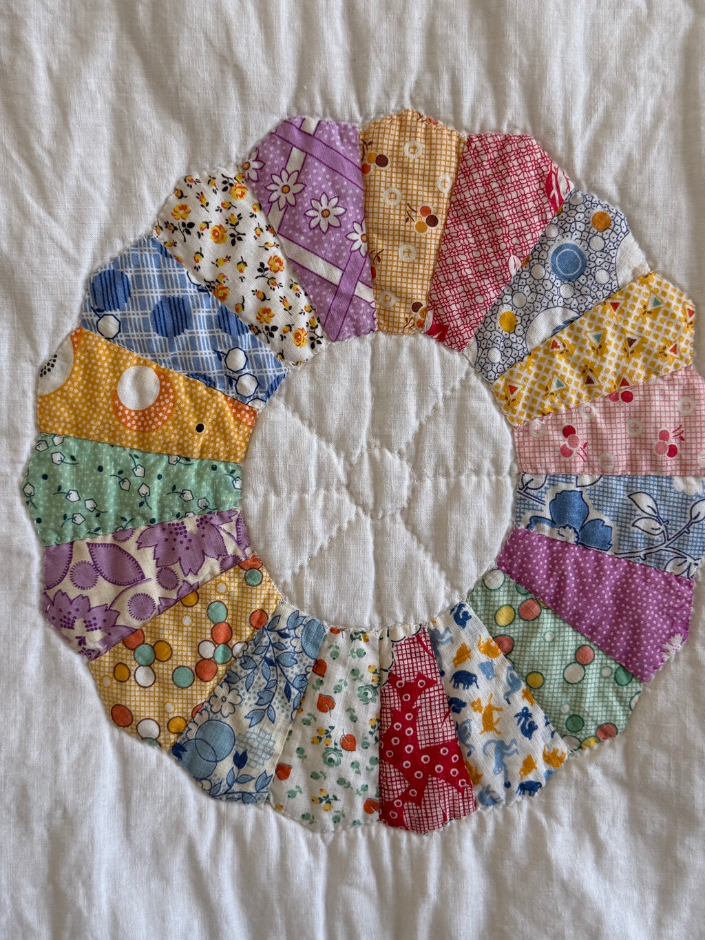 Vintage Sunny Dresden Plate Quilt