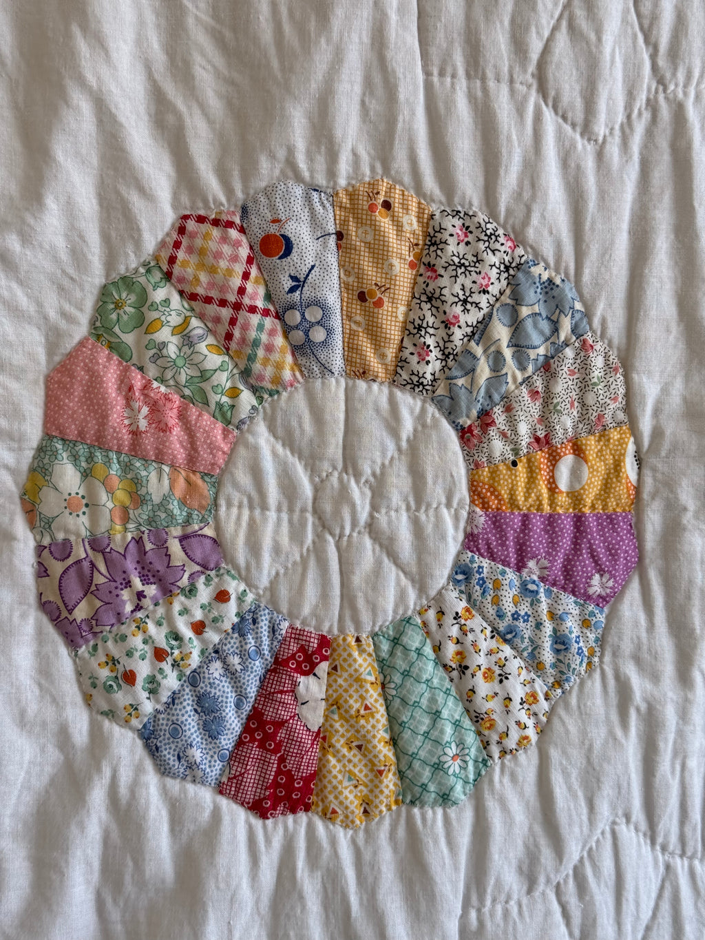 Vintage Sunny Dresden Plate Quilt