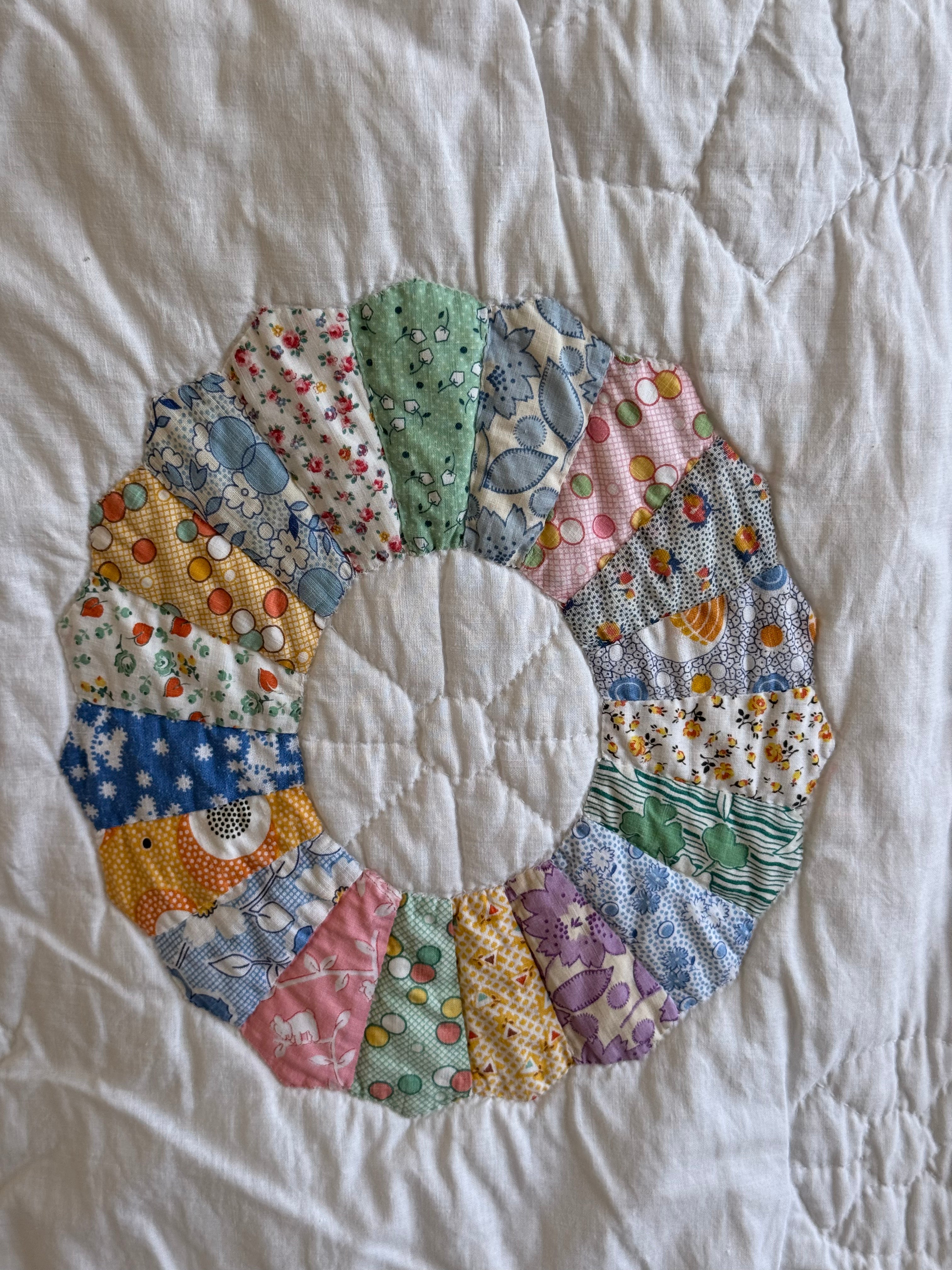 Vintage Sunny Dresden Plate Quilt