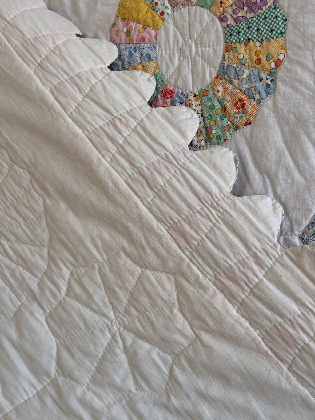 Vintage Sunny Dresden Plate Quilt