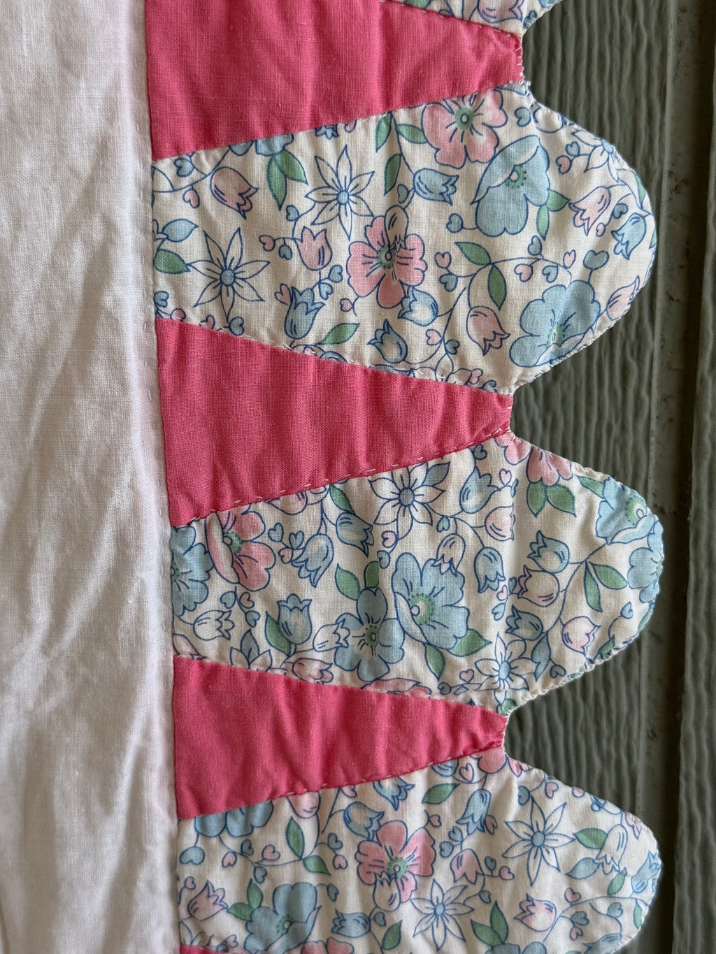 Vintage Sunny Dresden Plate Quilt