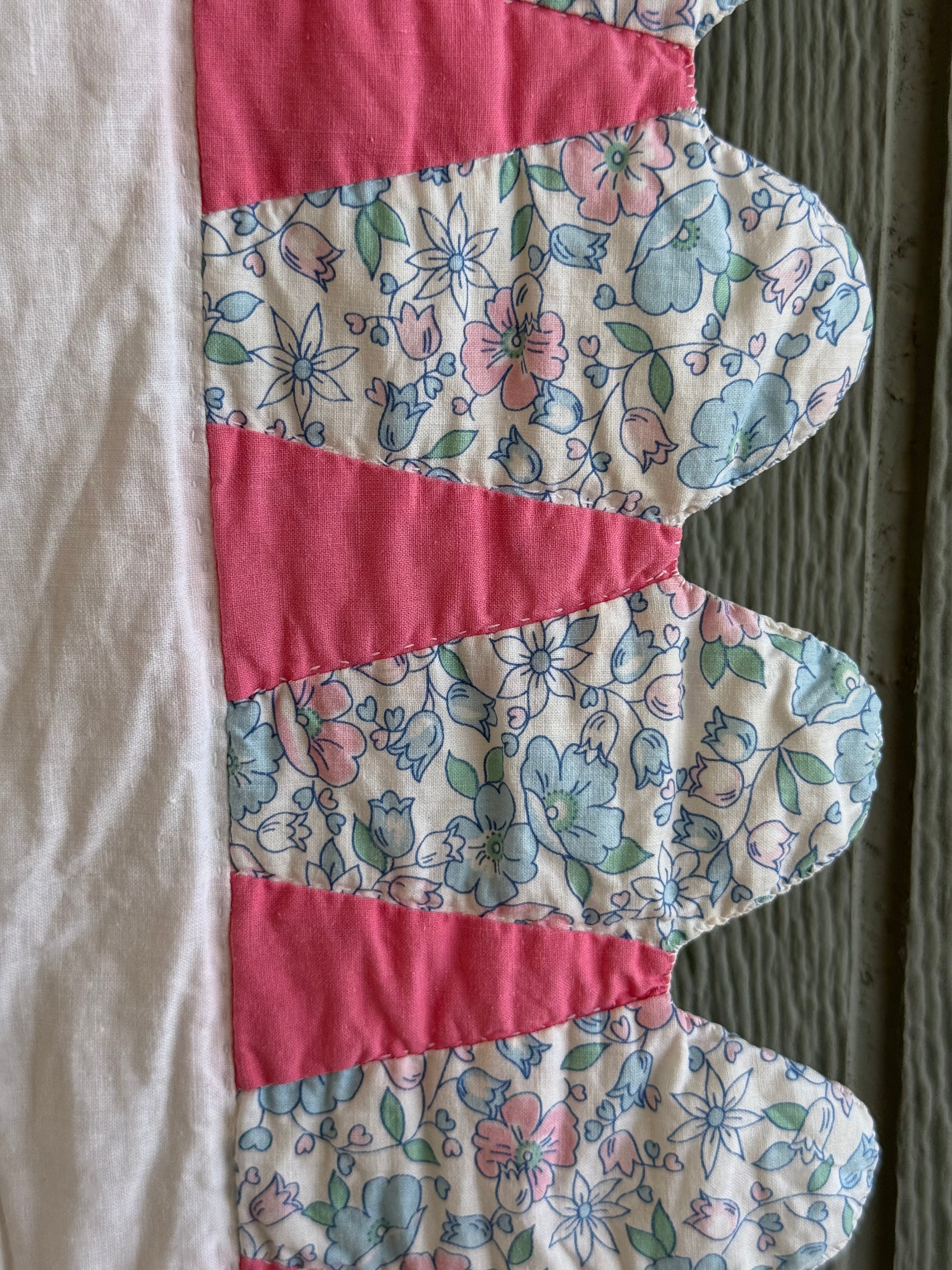Vintage Sunny Dresden Plate Quilt