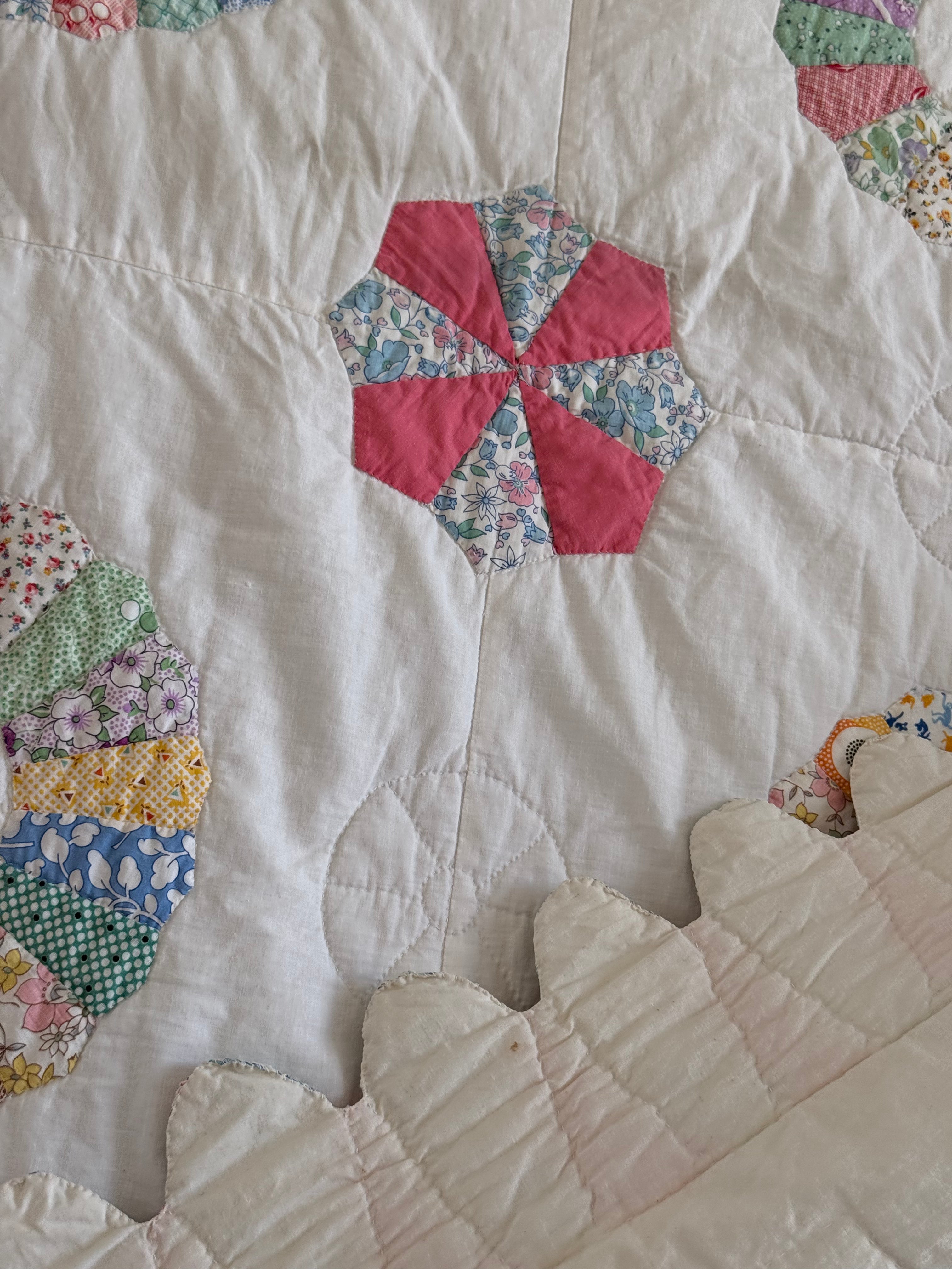 Vintage Sunny Dresden Plate Quilt