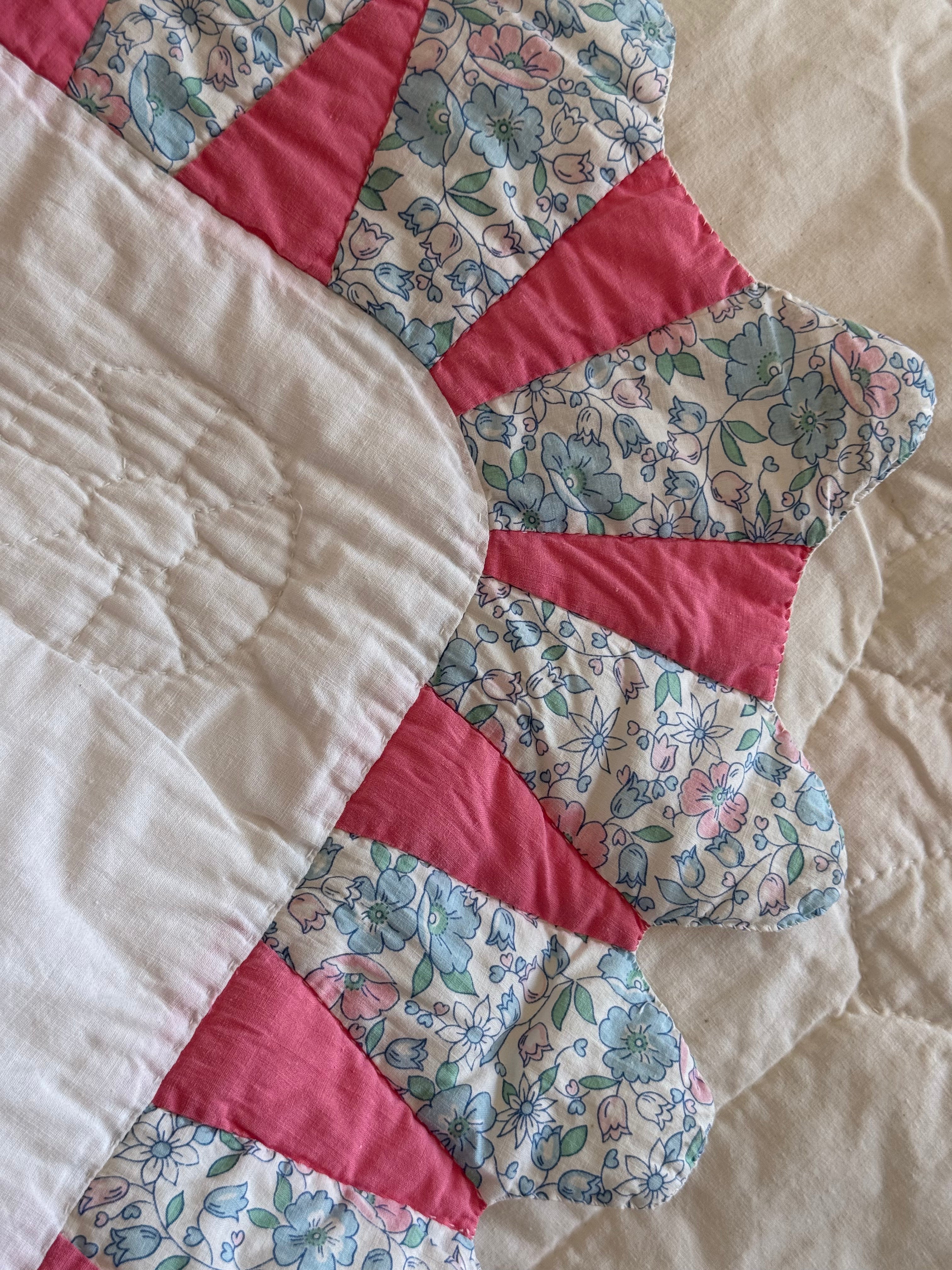 Vintage Sunny Dresden Plate Quilt
