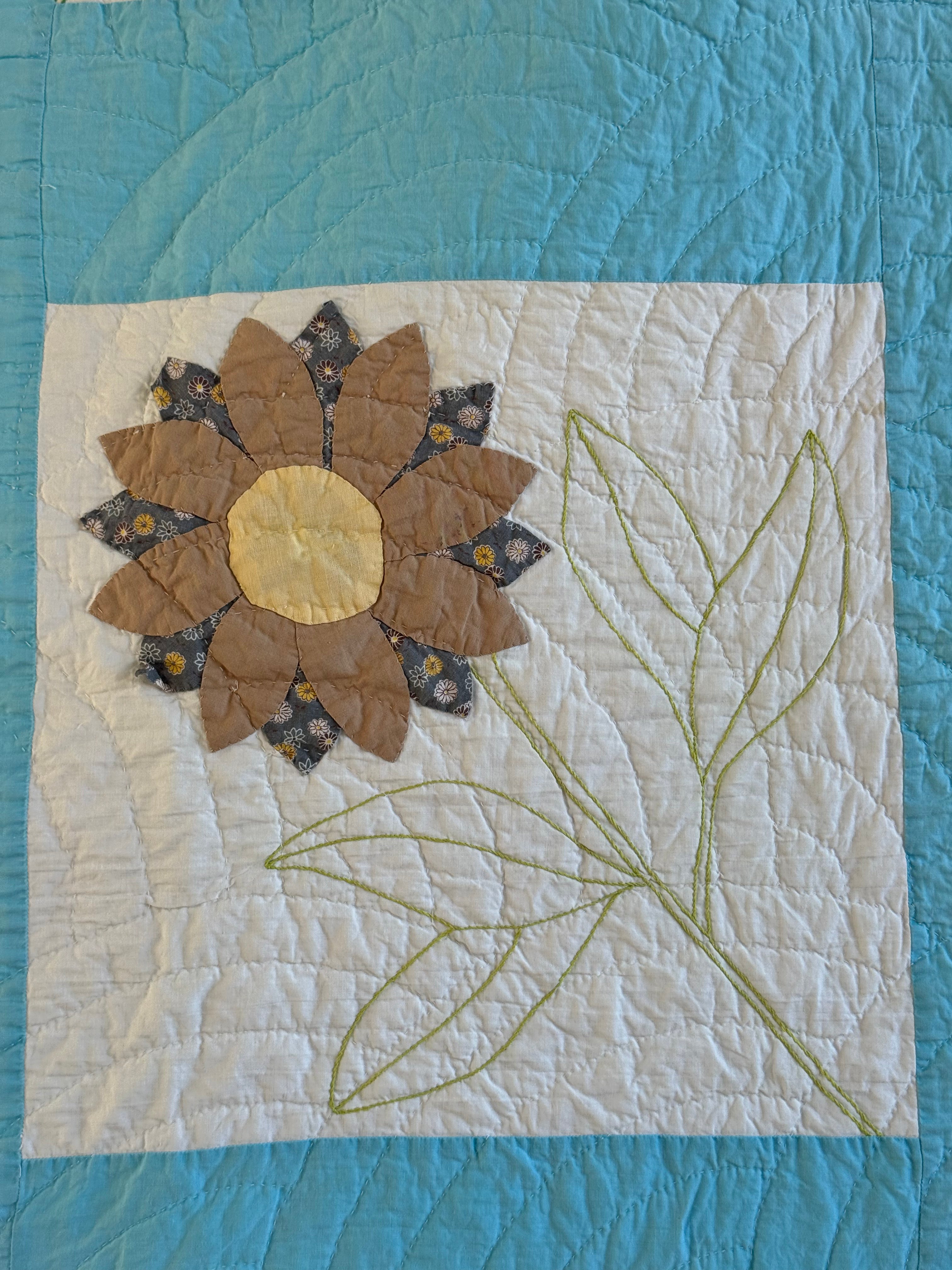 Vintage Quilt Appliqued Daisy