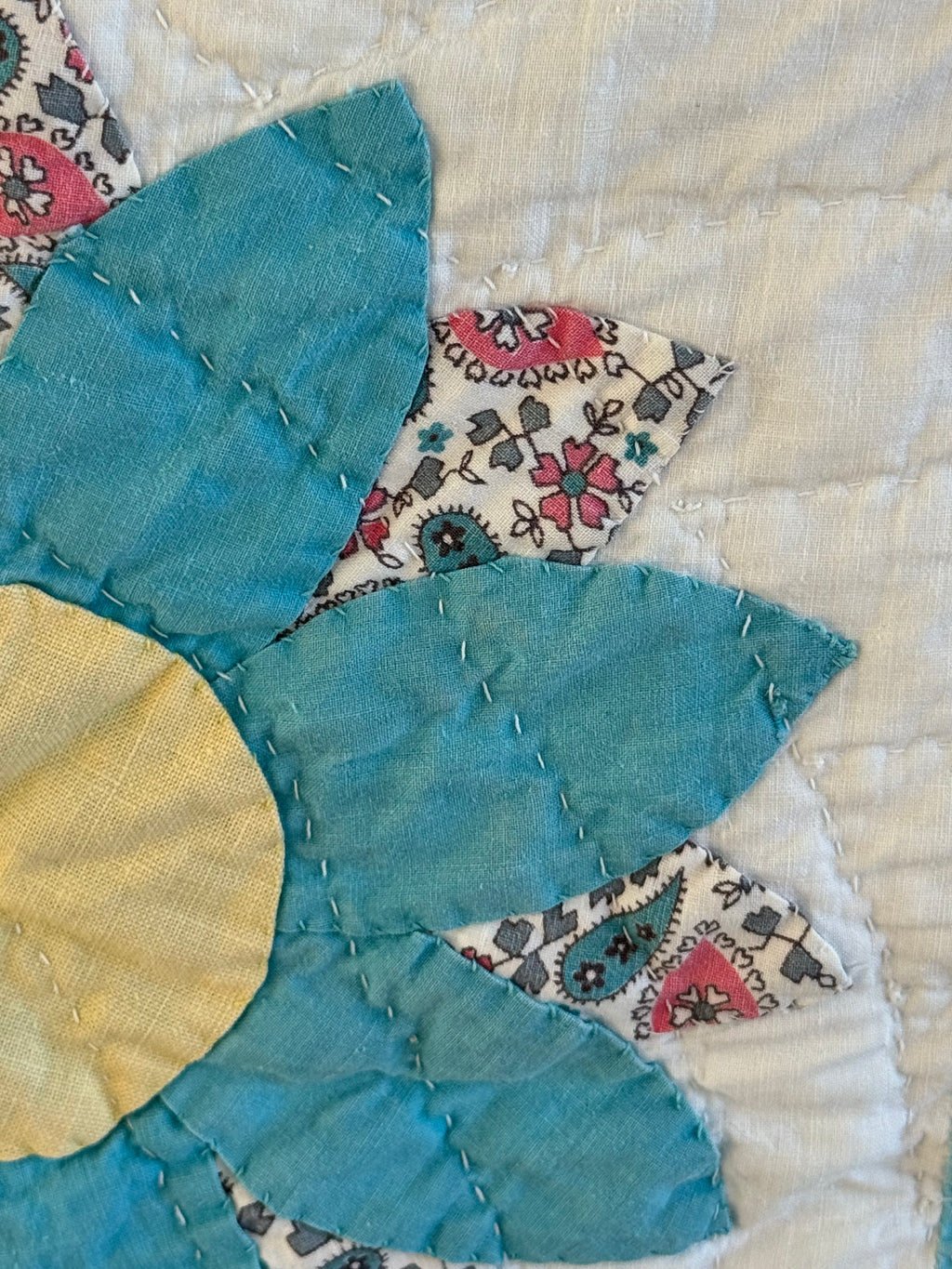 Vintage Quilt Appliqued Daisy