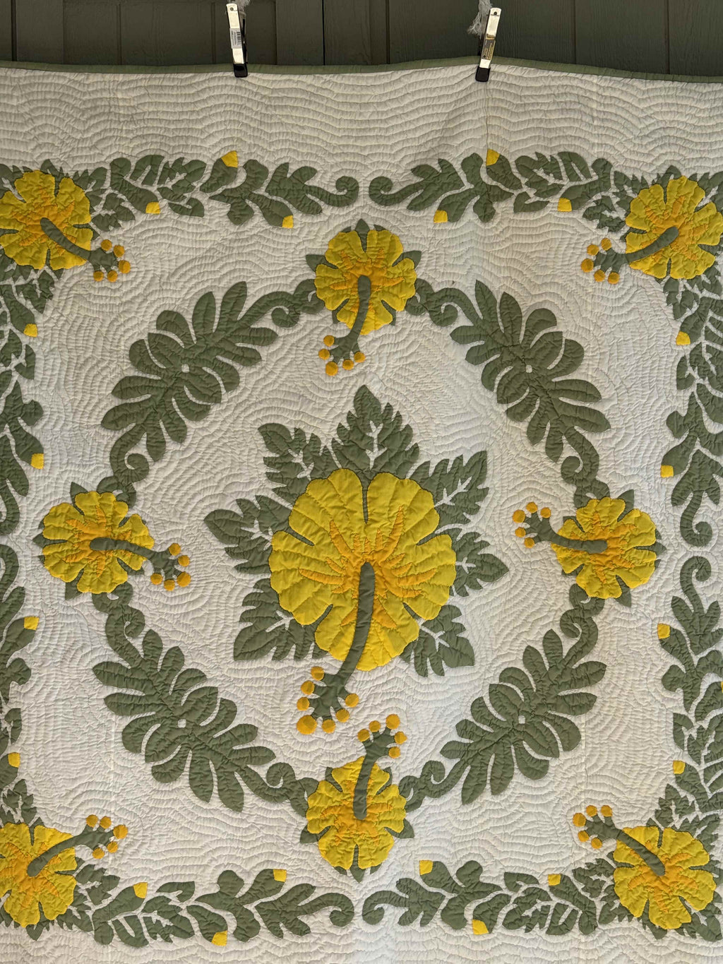 Vintage Quilt Hawaiian-Inspired Hibiscus Appliqué