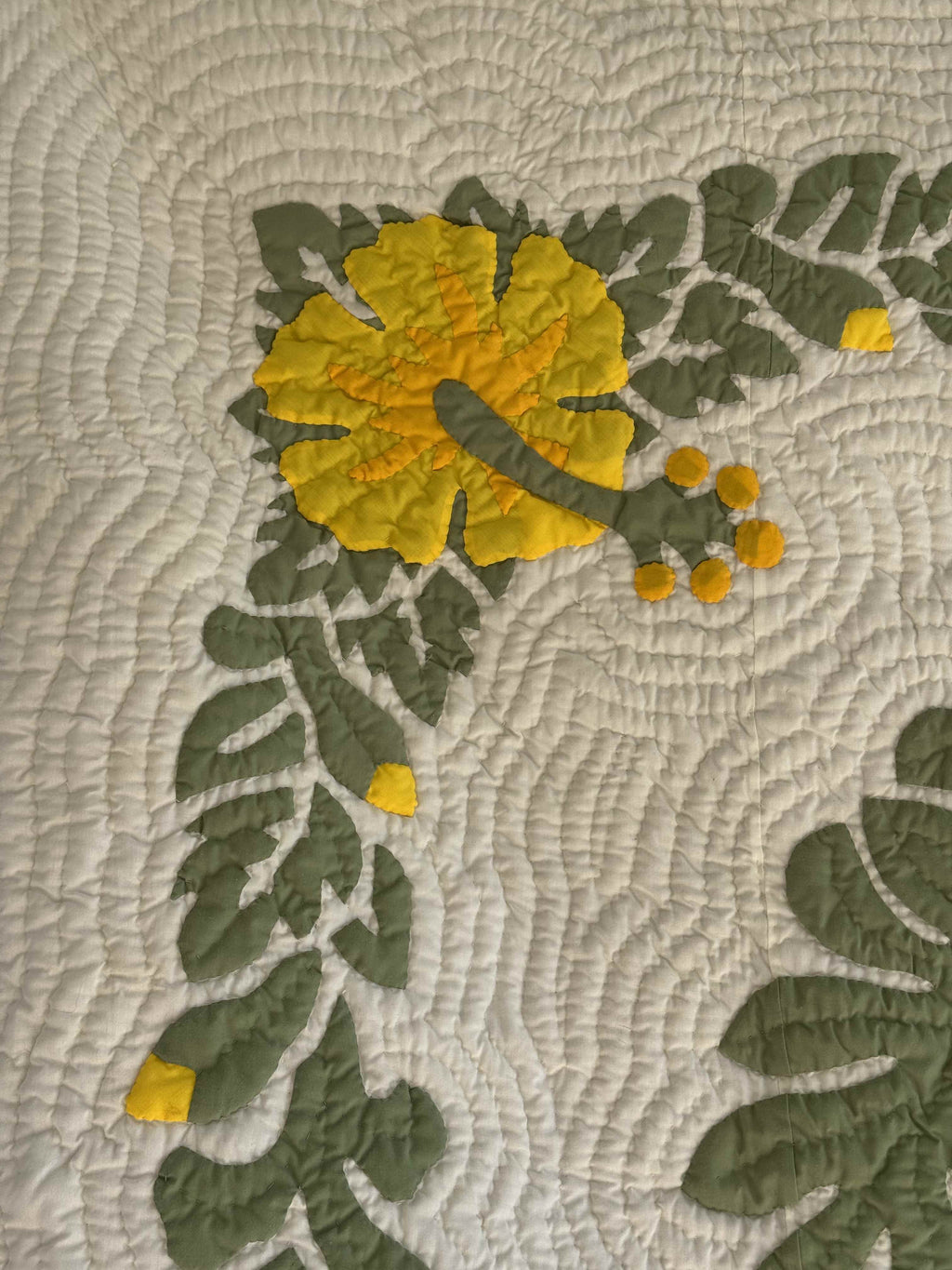 Vintage Quilt Hawaiian-Inspired Hibiscus Appliqué