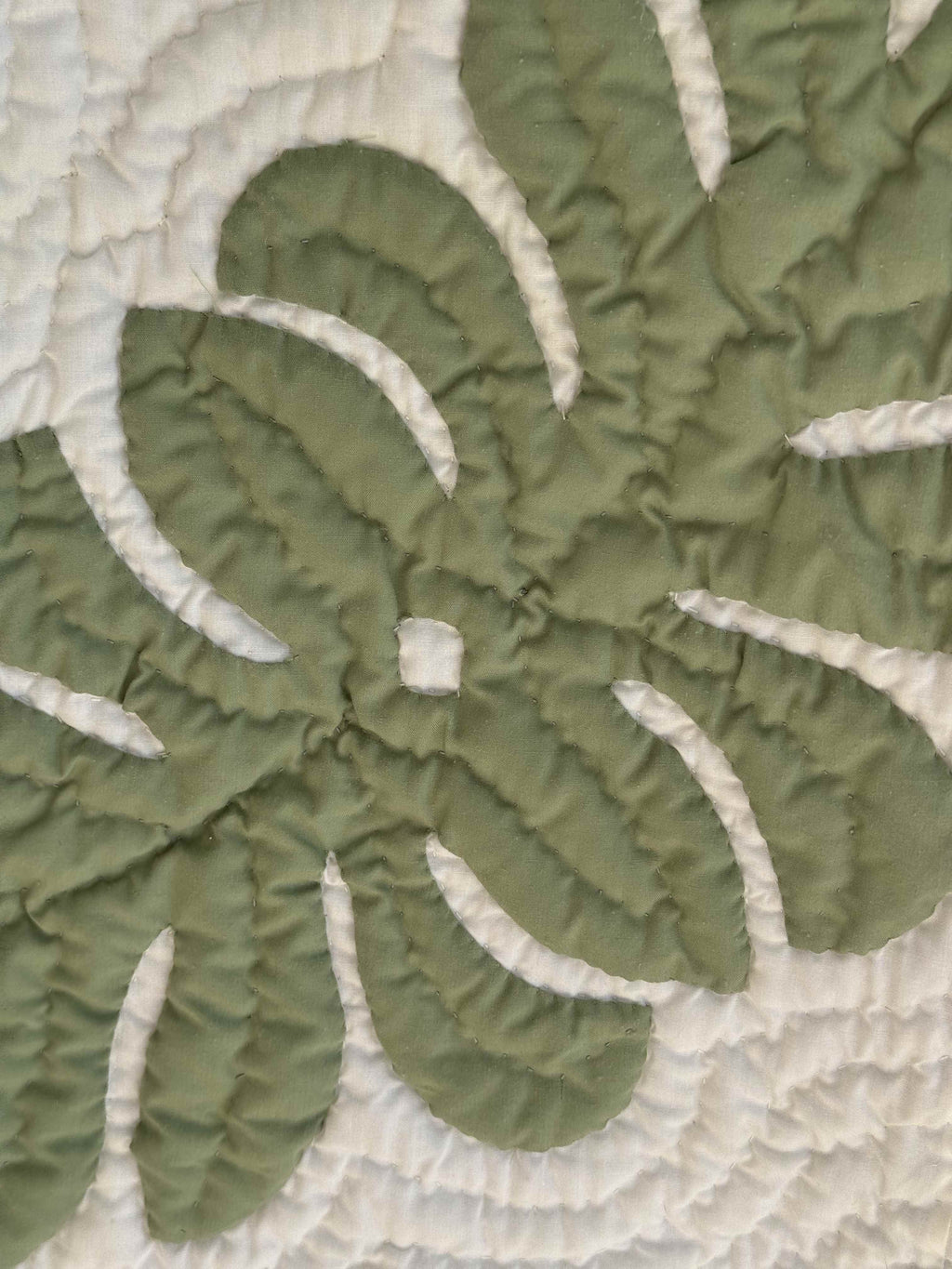 Vintage Quilt Hawaiian-Inspired Hibiscus Appliqué
