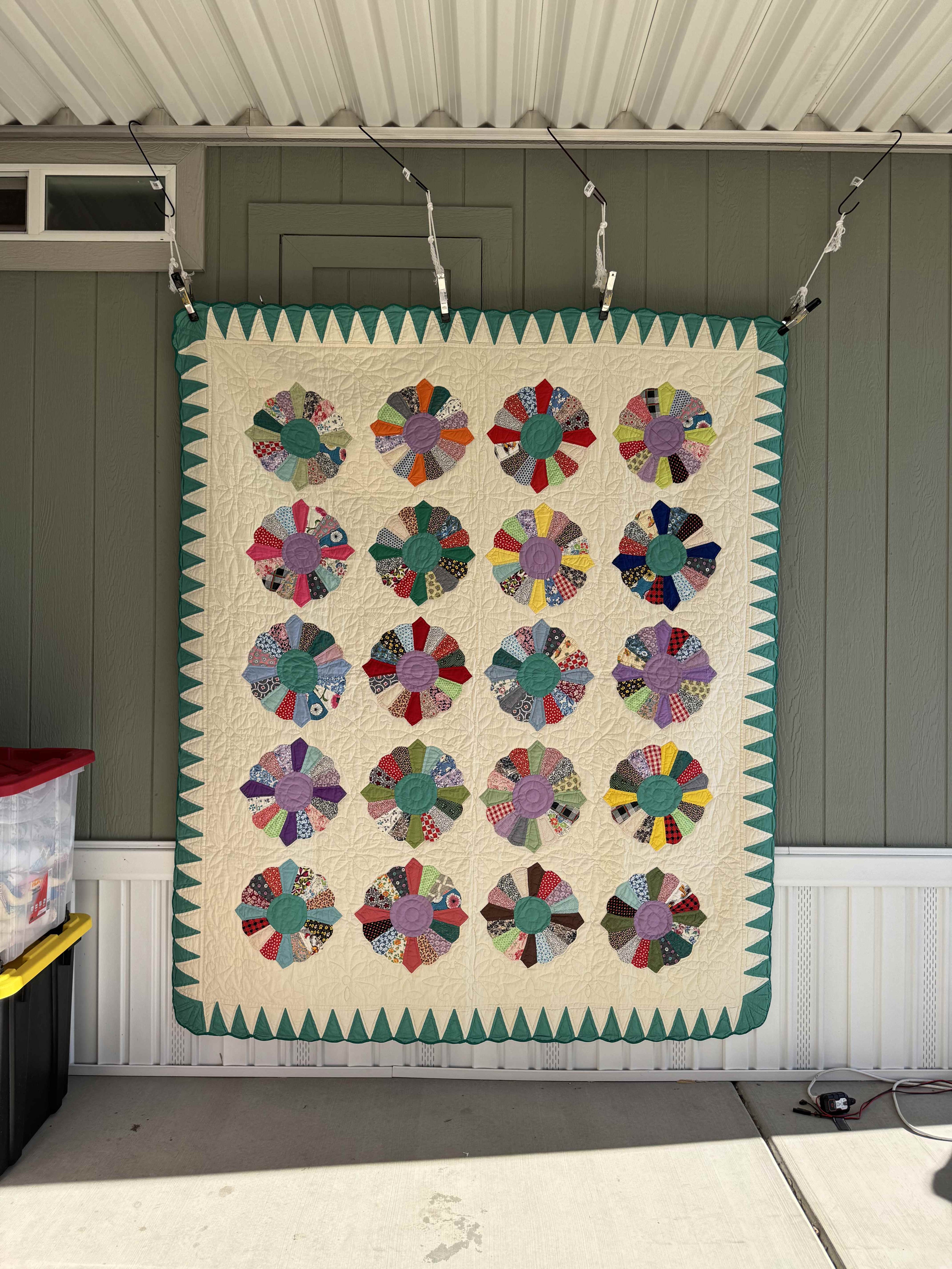 Vintage Quilt Dresden Plate Variation