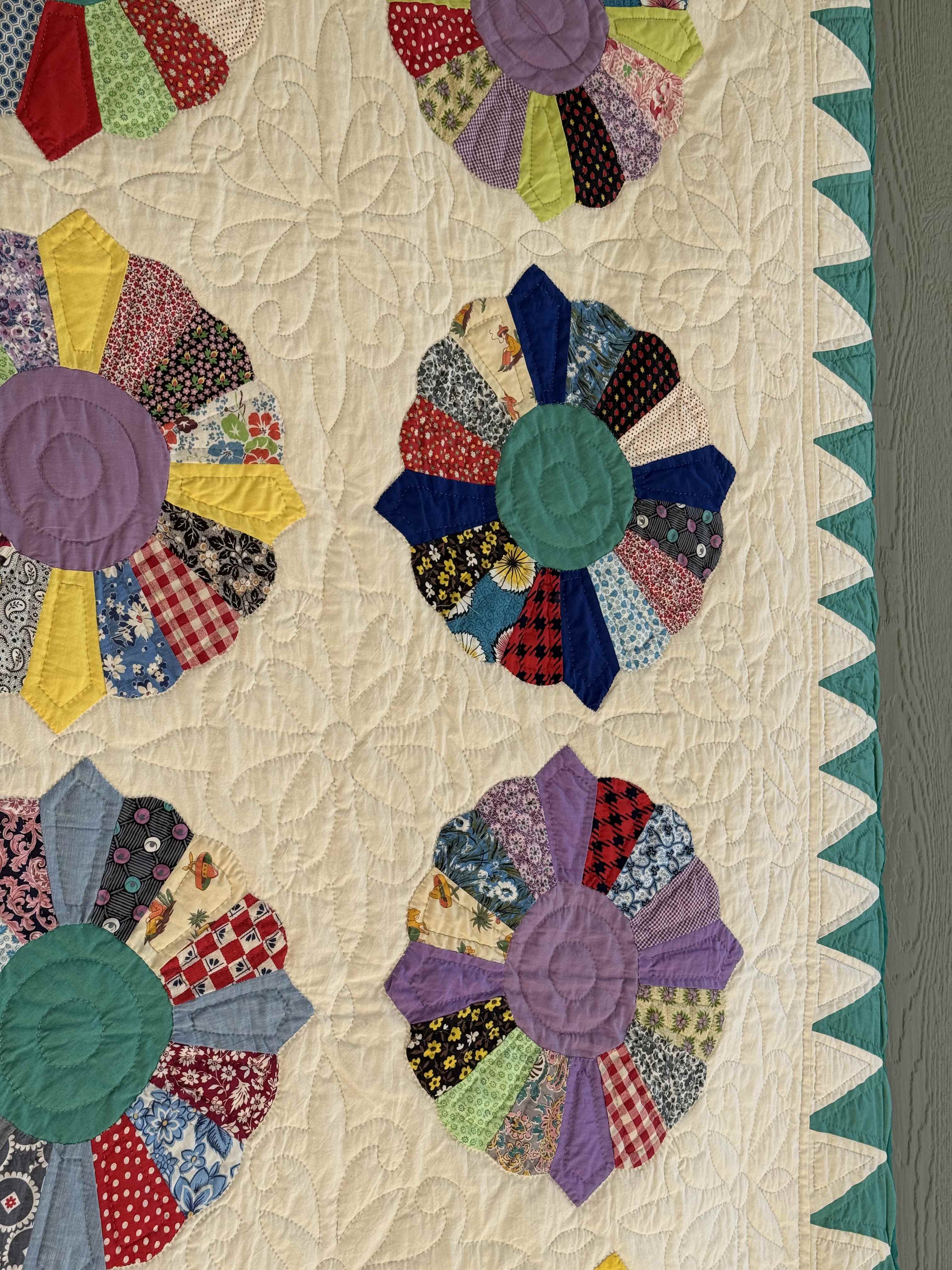 Vintage Quilt Dresden Plate Variation