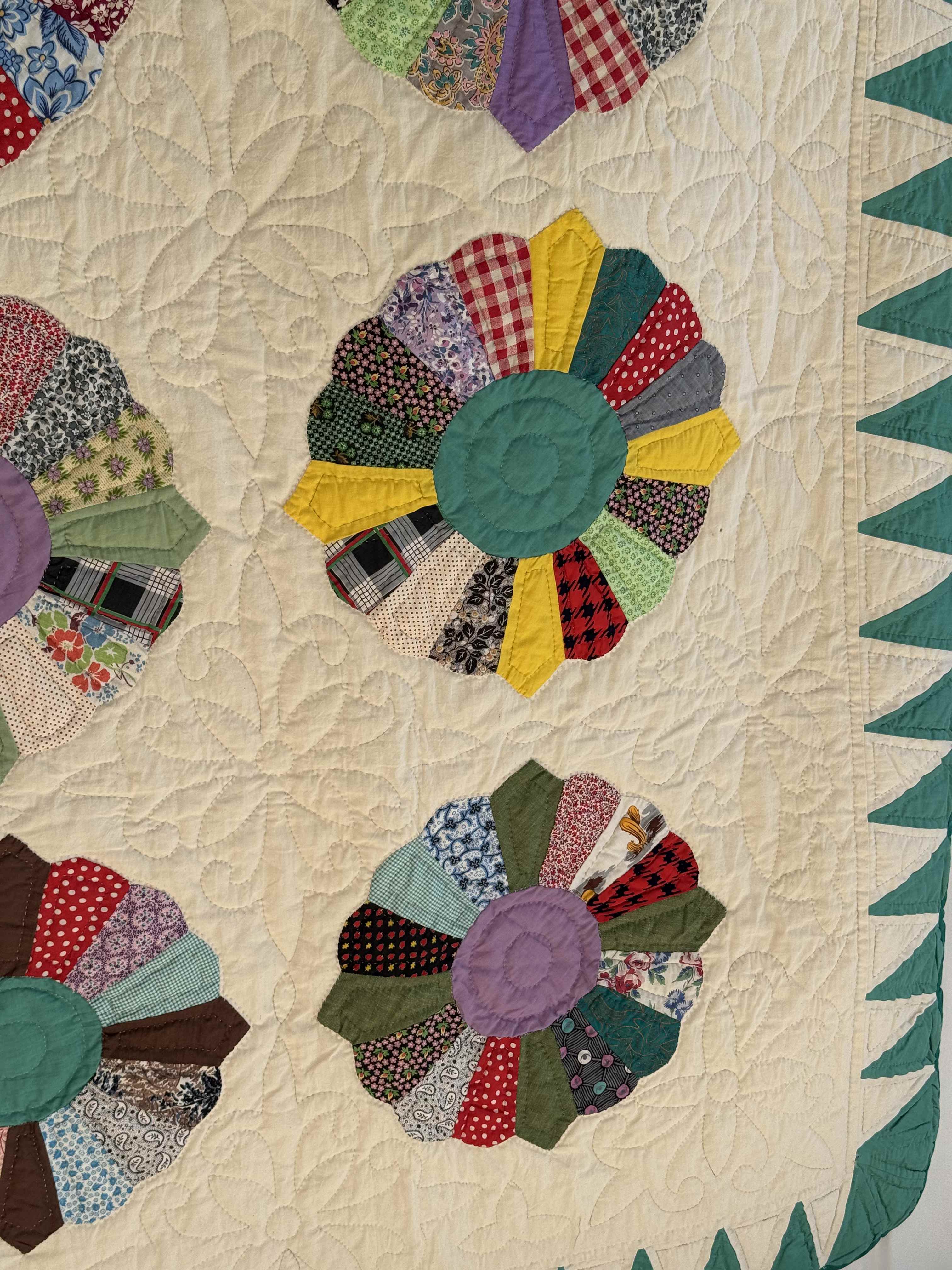 Vintage Quilt Dresden Plate Variation