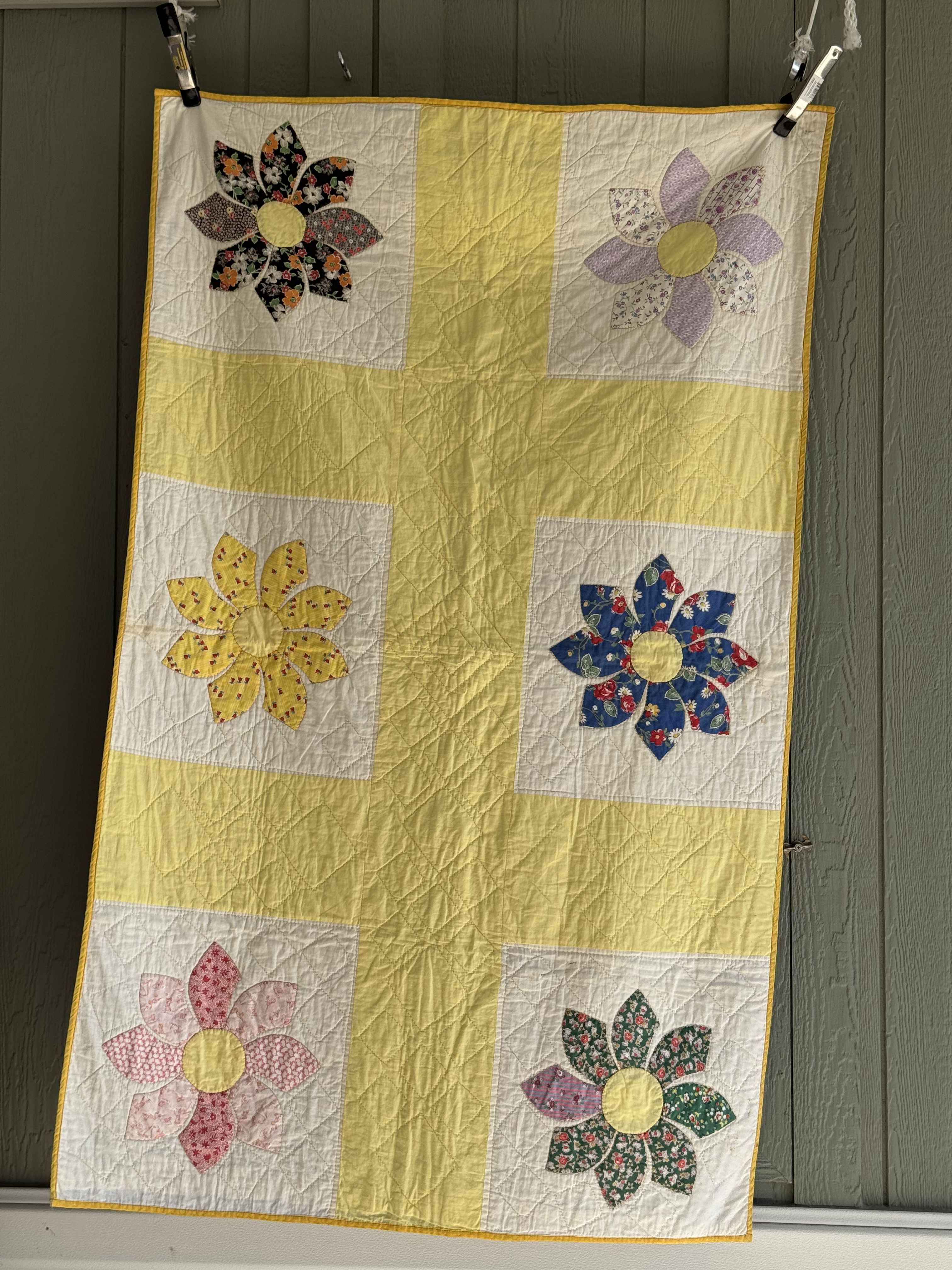 Vintage Quilt Dresden Plate Variation