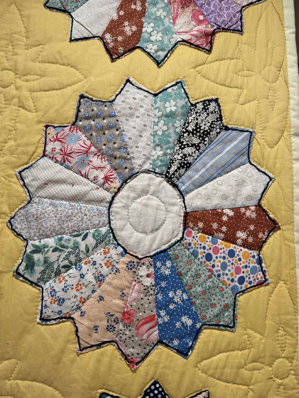 Vintage Quilt Yellow Feed Sack Dresden Plate