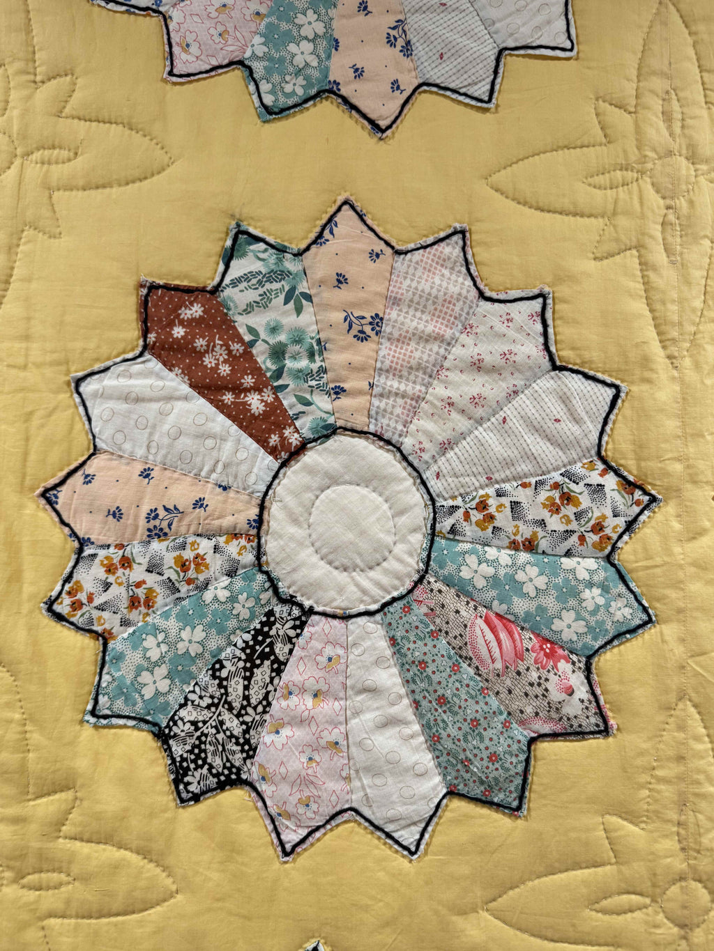 Vintage Quilt Yellow Feed Sack Dresden Plate