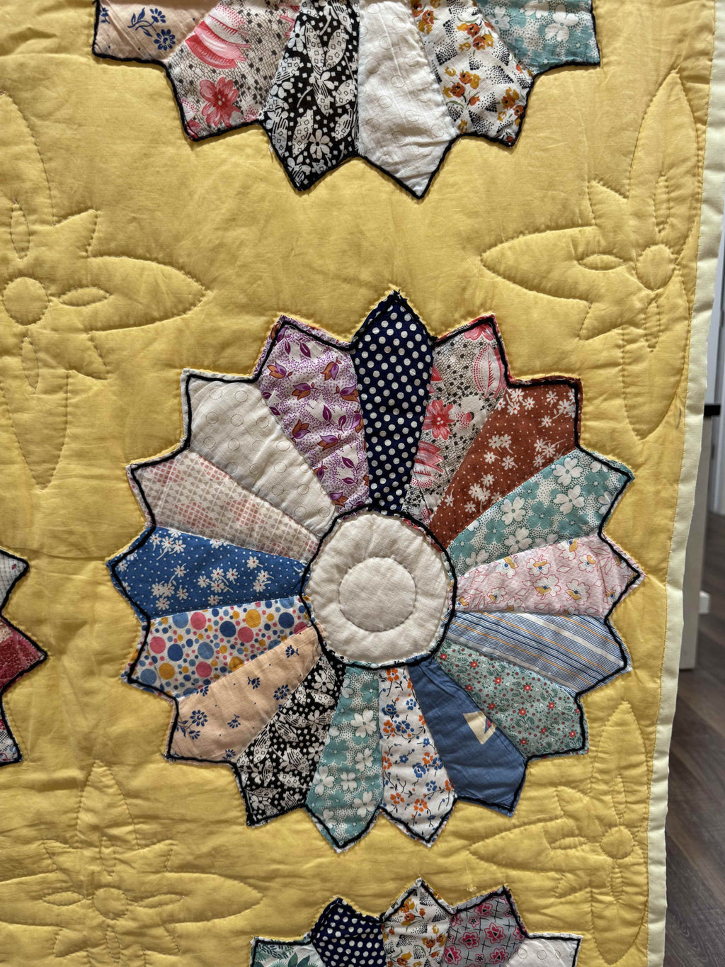 Vintage Quilt Yellow Feed Sack Dresden Plate