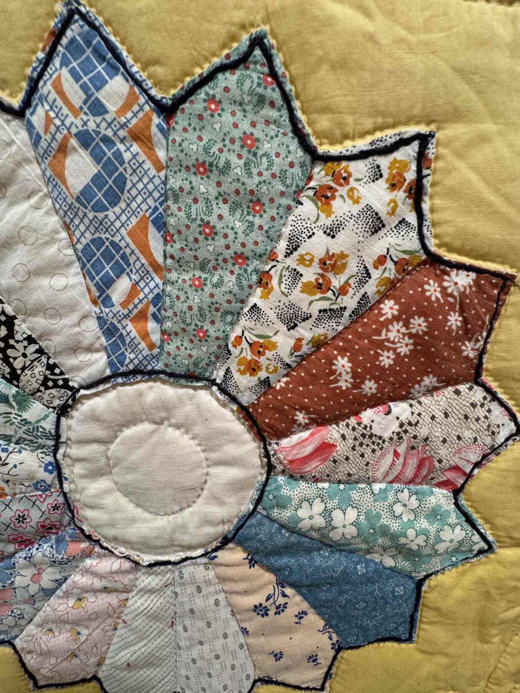 Vintage Quilt Yellow Feed Sack Dresden Plate