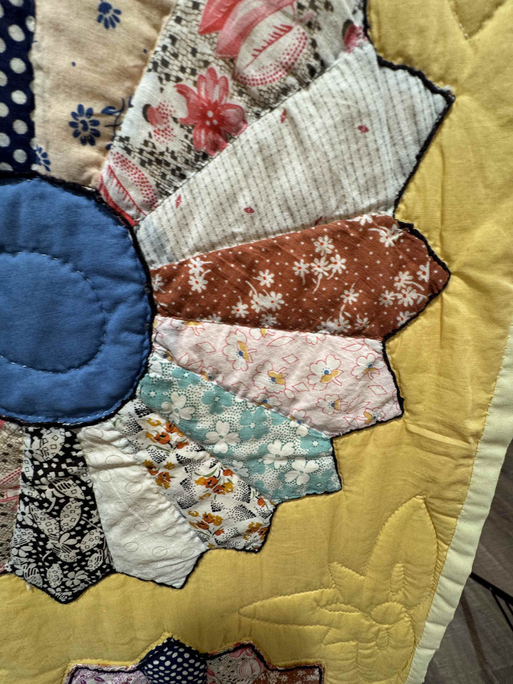 Vintage Quilt Yellow Feed Sack Dresden Plate
